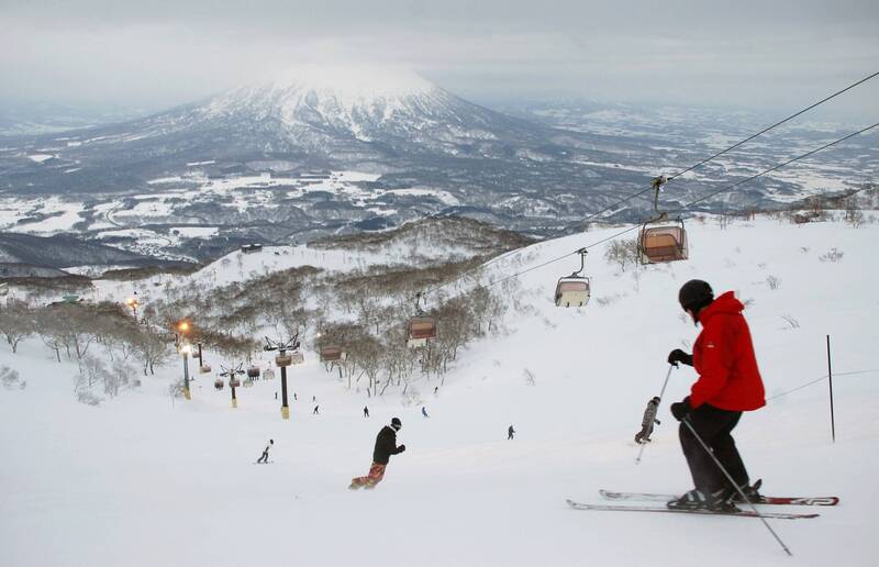 日本北海道羊蹄山又被称为「虾夷富士」,是划雪胜地;山脚下俱知安町巽地区爆中国人违法伐林开发。(美联档案照) 日本北海道羊蹄山又被称为「虾夷富士」,是划雪胜地;山脚下俱知安町巽地区爆中国人违法伐林开发。(美联档案照)