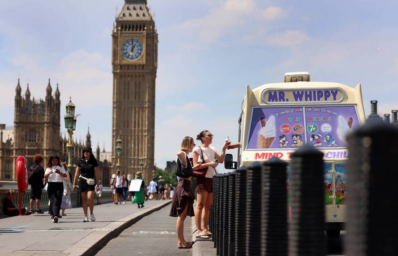 英国上月底至本月2日遭到热浪侵袭,多地创下今年最高温纪录。(欧新社) 英国上月底至本月2日遭到热浪侵袭,多地创下今年最高温纪录。(欧新社)