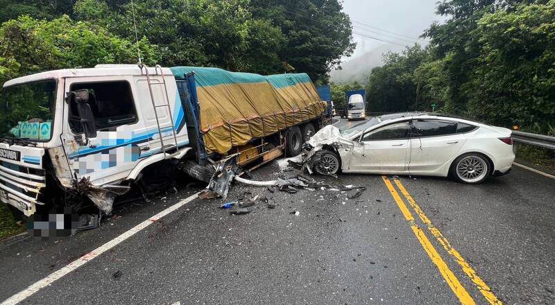 开妈妈200万Tesla跑山 21岁男北宜过弯打滑撞上大货车