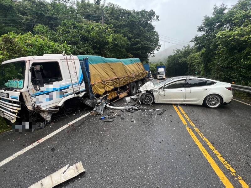 北宜公路上特斯拉与大货车车祸。(记者郑景议翻摄) 北宜公路上特斯拉与大货车车祸。(记者郑景议翻摄)