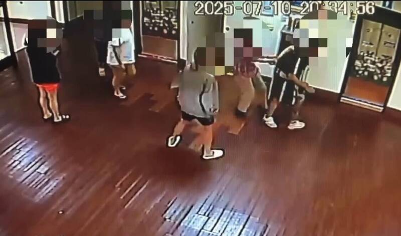 被害人抓著戴男（右），被他挣脱逃逸。（民众提供）