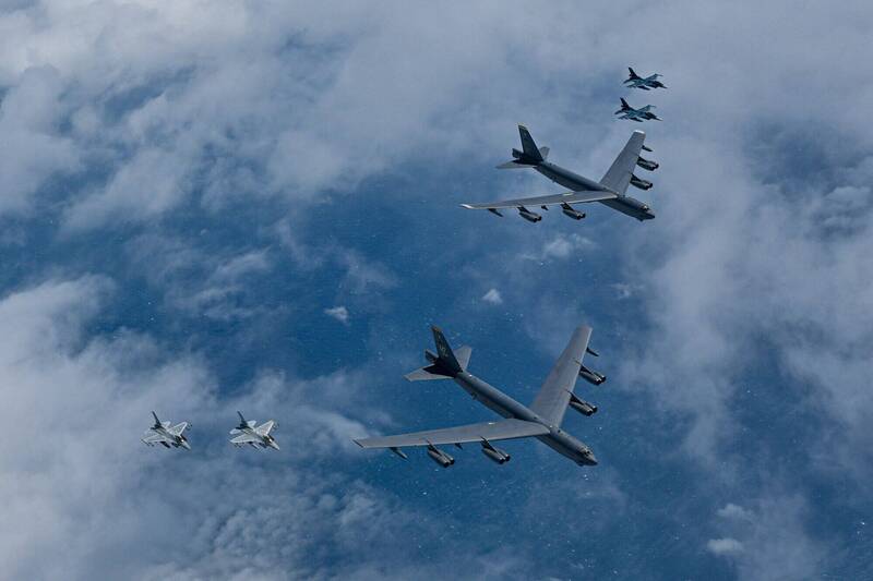 美B-52H轰炸机与韩KF-16（左）、日F-2战斗机（右）进行联合空中军演。（法新社）