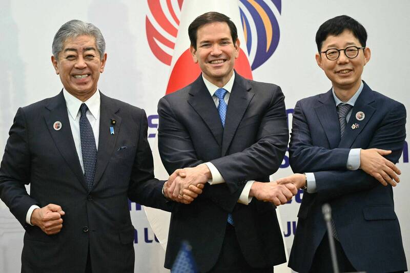 美国务卿鲁比欧(中)、日本外务大臣岩屋毅(左)、南韩外交副部长朴润柱(右)举行三方会谈。(路透) 美国务卿鲁比欧(中)、日本外务大臣岩屋毅(左)、南韩外交副部长朴润柱(右)举行三方会谈。(路透)