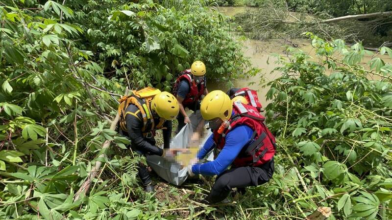南投竹山身心障碍男子外出帮卧床父亲买早餐，竟失联多日，警方今委请消防队协寻，发现男子时早已溺毙身亡。（南投县消防局提供）