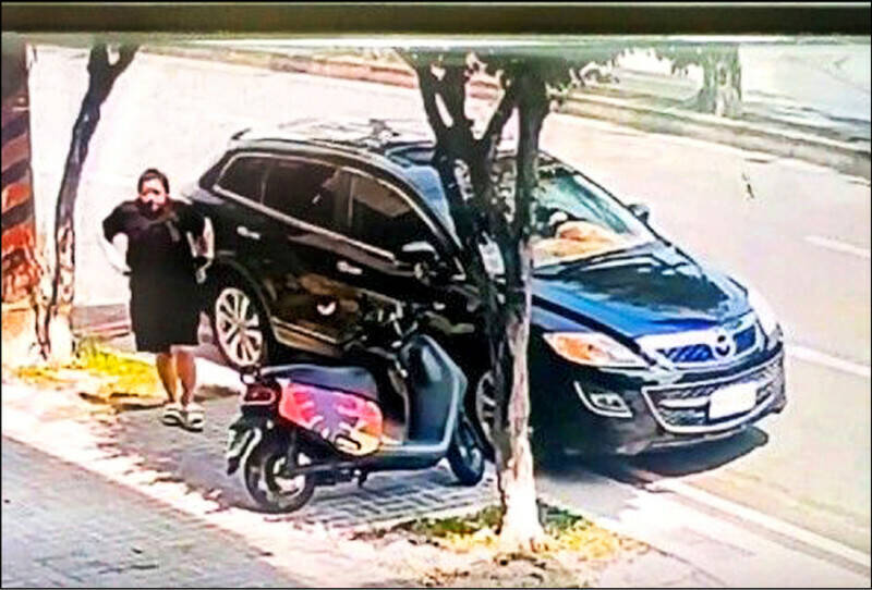 丰原5口命案关键人之一的李女，被周姓妇人指控诈骗，图为李女到当舖找王家姊妹盖印章，办理抵押房屋贷款的画面。（资料照，民众提供）