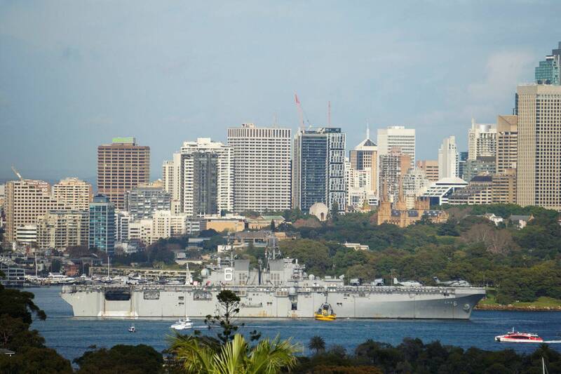 澳洲主办的「护身军刀」多国联合军演13日登场，美国海军两栖突击舰「美利坚号」（USS America）上月中旬率先抵达雪梨港。（路透）