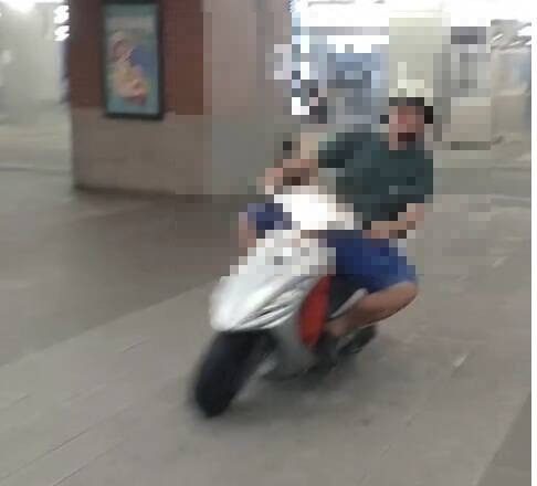 台中火車站內中年男騎機車作勢撞人  網友怨警察「只能勸無法罰」