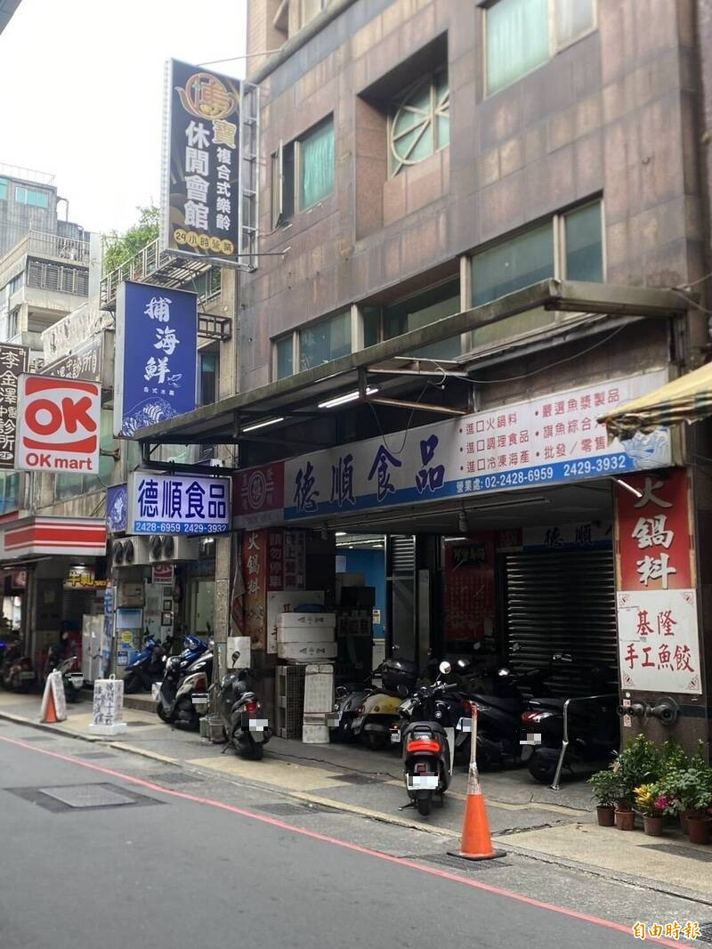 基隆市爱一路一家休闲会馆以棋牌社为幌子,实则经营麻将赌场,被警一分局警方剿破。(记者林嘉东摄) 基隆市爱一路一家休闲会馆以棋牌社为幌子,实则经营麻将赌场,被警一分局警方剿破。(记者林嘉东摄)