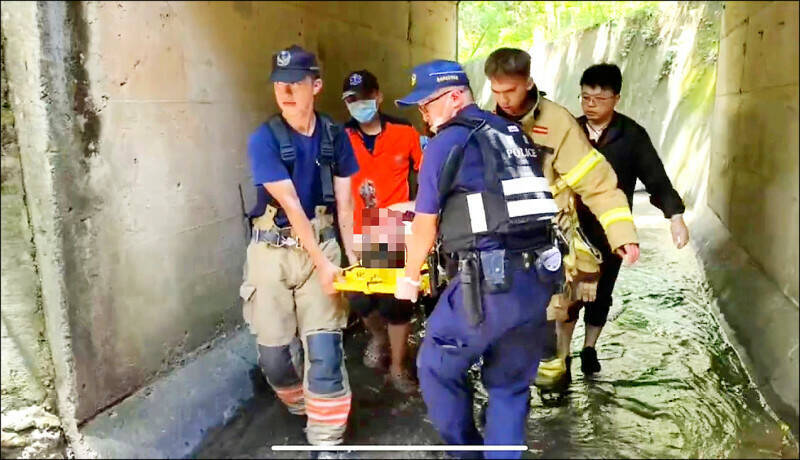 货车司机刺伤女店员后焚车、跌落山沟重伤，经半月戒护治疗，在暴雨夜移送法院，裁定羁押未禁见。（民众提供）