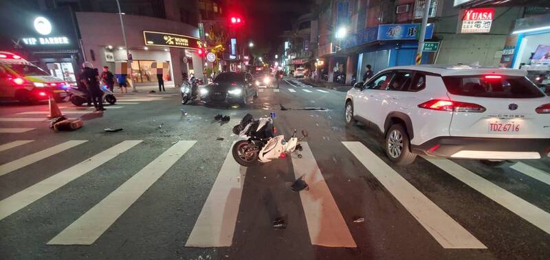 新北市警芦洲分局王姓警员赶往处理纠纷,在路口撞上轿车,大小腿骨折,疼痛难耐。(记者吴仁捷翻摄) 新北市警芦洲分局王姓警员赶往处理纠纷,在路口撞上轿车,大小腿骨折,疼痛难耐。(记者吴仁捷翻摄)
