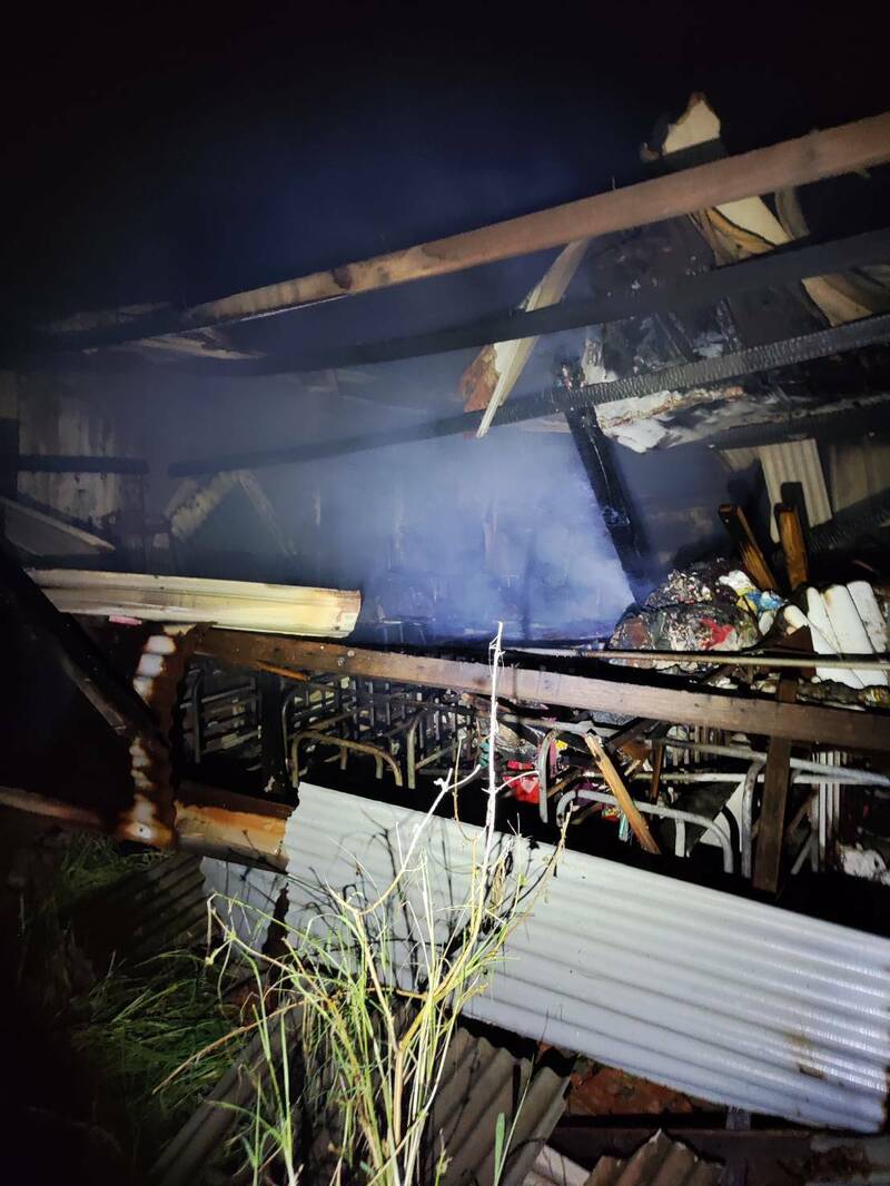 七股区溪南里1处鱼塭旁民宅今晚火警，火势扑灭后，寻获88岁吴姓老妇，起火原因仍待调查。（民众提供）