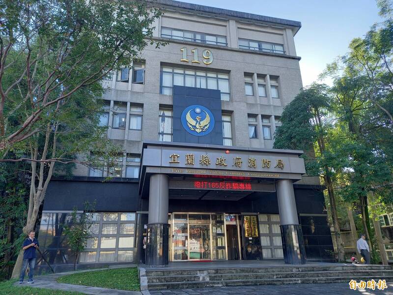 宜兰壮围一间屠宰场发生工人从2楼摔落地面，宜县消防局（如图）派救护车送医急救。（记者江志雄摄）