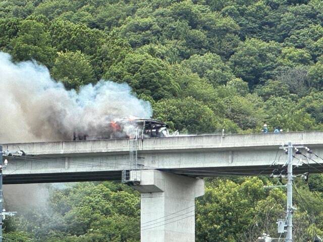 日本德岛高速公路发生巴士与卡车相撞事故,造成2人死亡、4人重伤、8人轻伤。(图撷自@world_X25帐号) 日本德岛高速公路发生巴士与卡车相撞事故,造成2人死亡、4人重伤、8人轻伤。(图撷自@world_X25帐号)