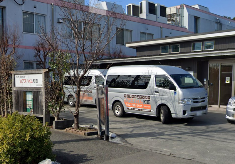 日本东京町田市老人长照中心接送专车,由70来岁女司机驾驶时撞击电线杆。图为事发长照中心同款接送车。(图撷自Google街景) 日本东京町田市老人长照中心接送专车,由70来岁女司机驾驶时撞击电线杆。图为事发长照中心同款接送车。(图撷自Google街景)