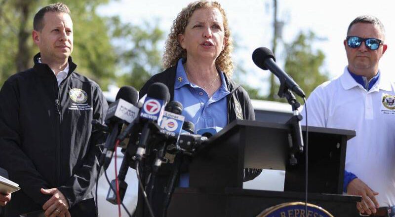 參觀佛州新建移民拘留中心 民主黨議員痛批衛生不佳