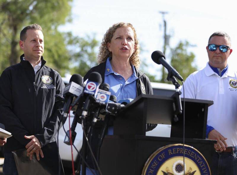 美国民主党众议员舒兹（中）痛批新建移民拘留中心卫生状况不佳。（美联社）