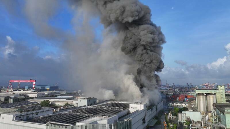 位于高雄小港的三元能源科技公司今晨惊传火警。(读者提供) 位于高雄小港的三元能源科技公司今晨惊传火警。(读者提供)