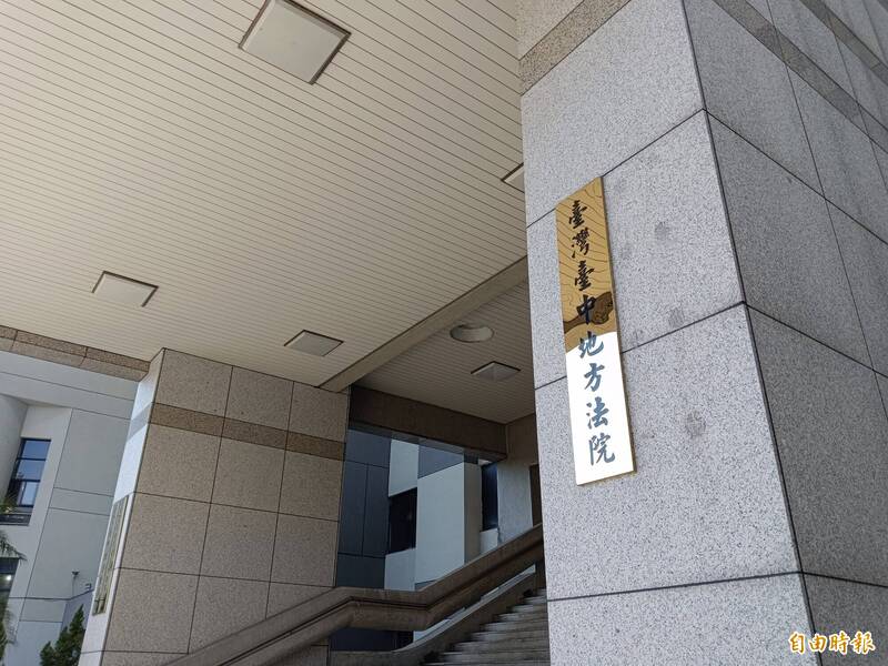 台中黄姓男子20年前和吴姓女摊商外遇，妻子去年办除户登记才发现他外遇生子还领养，提告吴女台中地院判赔20万元。（记者陈建志摄）