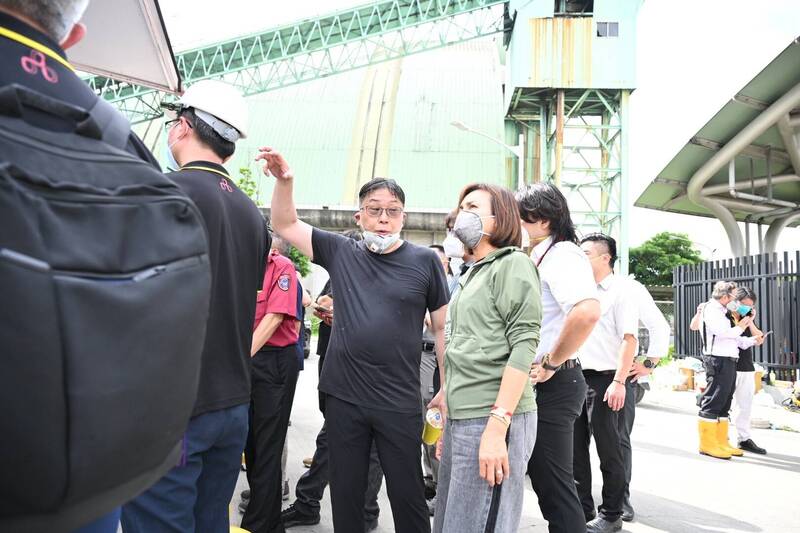 立委邱议莹今前往三合能源电池厂关切救灾情况，并提三大诉求确保地方权益。（邱议莹团队提供）