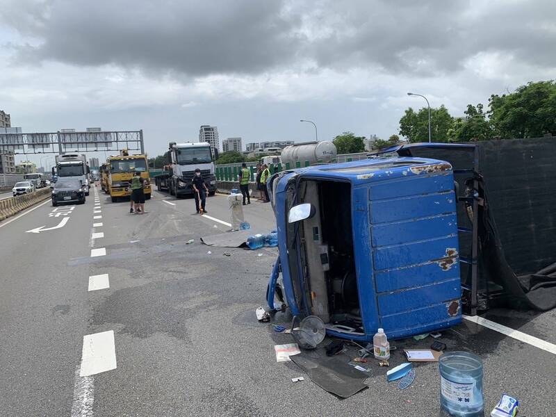 国道1号南下372.3公里今日上午10点多,发生小货车与拖板车碰撞事故,导致小货车侧翻,车上2人受伤送医。(国道警方提供) 国道1号南下372.3公里今日上午10点多,发生小货车与拖板车碰撞事故,导致小货车侧翻,车上2人受伤送医。(国道警方提供)
