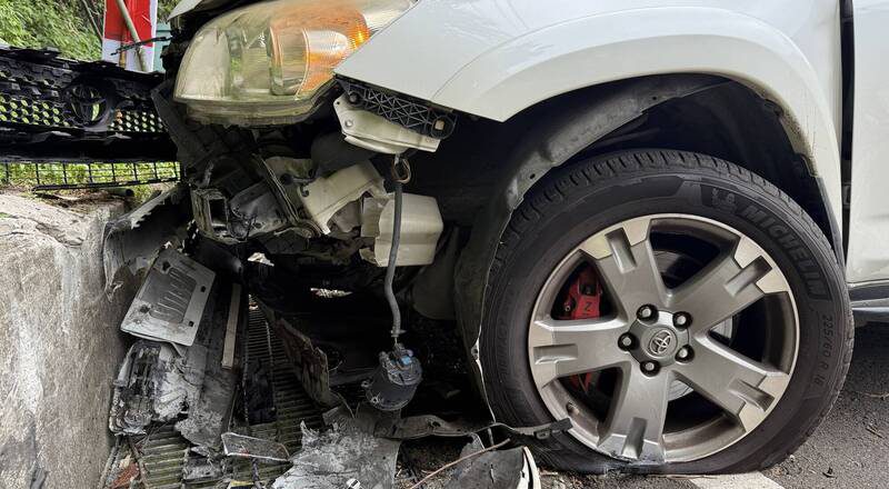 疑煞車失靈 竹縣五峰大橋休旅車撞護欄 釀5傷