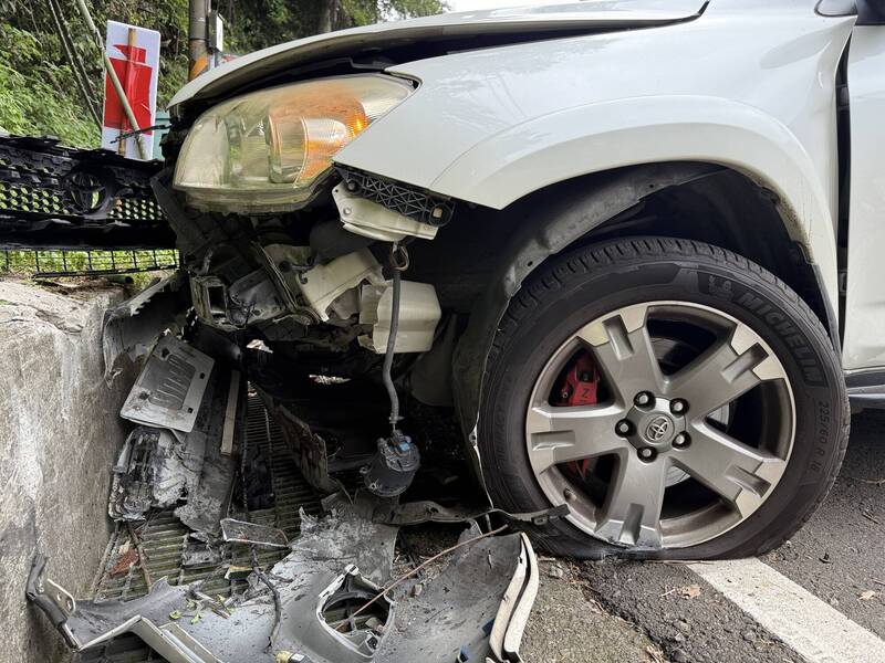 新竹县五峰乡五峰大桥今天下午发生车祸，白色休旅车从五峰大桥往南清公路，疑似煞车失灵自撞路旁水泥护栏，造成车头严重受损，5名伤者送医救治。（民众提供）