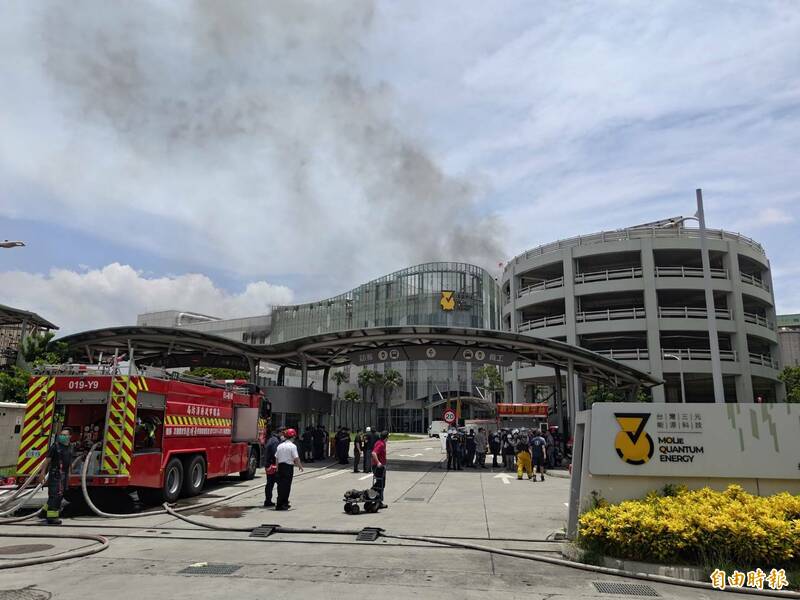 陈其迈直到中午过后仍在三元能源大火现场,透过无人机传回画面紧盯火势。(记者王荣祥摄) 陈其迈直到中午过后仍在三元能源大火现场,透过无人机传回画面紧盯火势。(记者王荣祥摄)