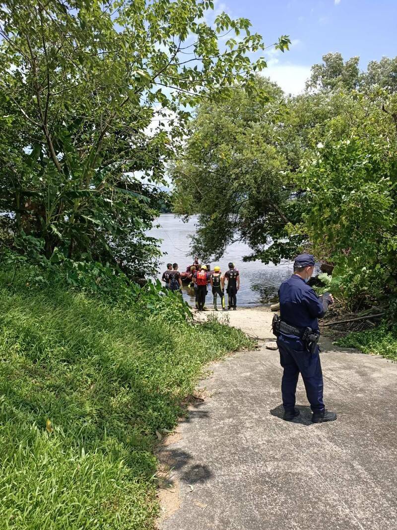 中和华中桥下恐龙园区公园惊见女浮尸,消防人员打捞上岸。(记者陆运锋翻摄) 中和华中桥下恐龙园区公园惊见女浮尸,消防人员打捞上岸。(记者陆运锋翻摄)
