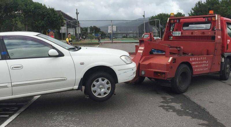 賺錢工具被拖吊 小黃司機「理智線斷掉」差點輾過拖弔場員工