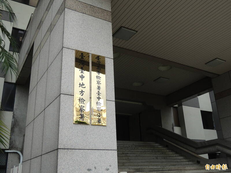 廖姓男子不满10月大的儿子哭闹,竟打巴掌、悬空倒吊,还塞入木箱内致死,台中地检署今依凌虐致死罪起诉。(记者陈建志摄) 廖姓男子不满10月大的儿子哭闹,竟打巴掌、悬空倒吊,还塞入木箱内致死,台中地检署今依凌虐致死罪起诉。(记者陈建志摄)