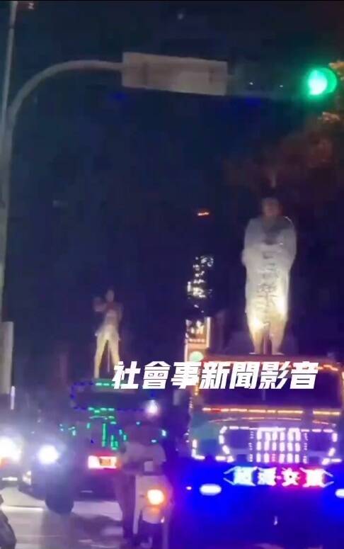 南投埔里有男子庆生全身被保鲜膜包住犹如「木乃伊」，甚至被绑在钢管车上游行，辖区警方已展开调查，将对违规载客等行为开罚。（图由埔里警方提供）