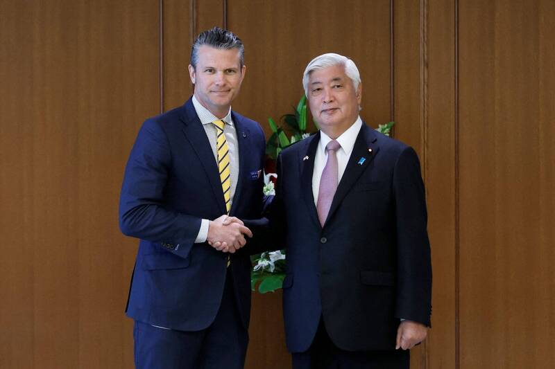 图为美国国防部长赫格塞斯(左)与日本防卫大臣中谷元(右),3月30日在东京防卫省会谈前握手合影。(路透) 图为美国国防部长赫格塞斯(左)与日本防卫大臣中谷元(右),3月30日在东京防卫省会谈前握手合影。(路透)
