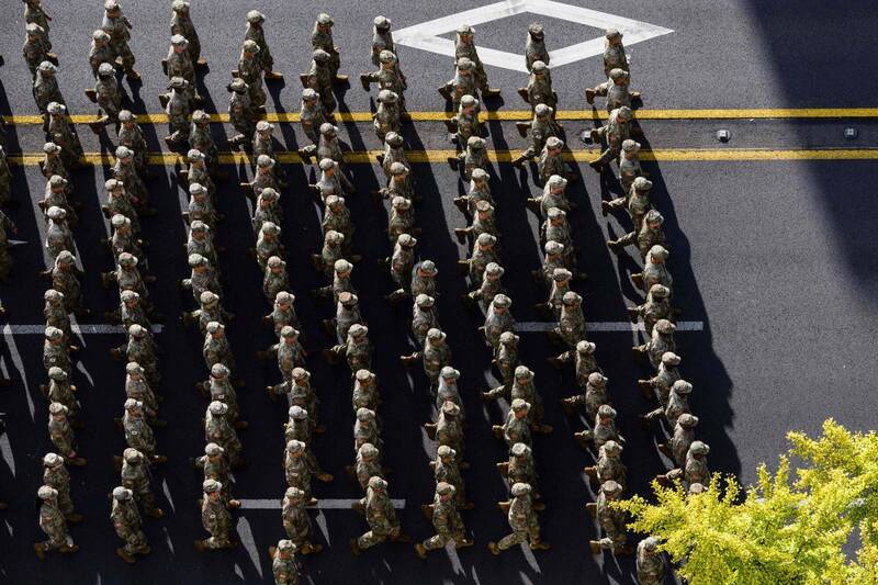 南韩外交部长提名人赵显表示，从未与华府讨论过驻韩美军裁军或撤离事宜。图为驻韩美军在阅兵仪式上列队前进。（法新社资料照）