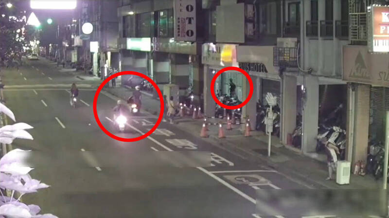 警方骑车追赶徒步逃跑的移工。(记者徐圣伦翻摄) 警方骑车追赶徒步逃跑的移工。(记者徐圣伦翻摄)