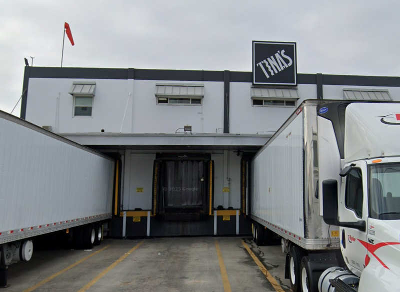 美国加州墨西哥卷饼工厂，有工人被绞肉机卷入惨死。图为事发工厂。（图撷自Google街景）