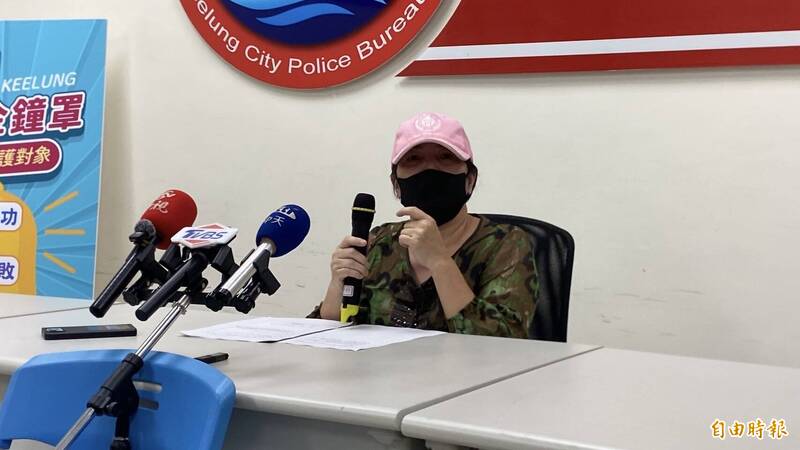 退休叶姓妇人现身说法表示,她误信诈团投资诈骗手法,被骗走100万元;她提醒市民诈团都画一个很大的饼,怂恿被害人投资,直到发现血本无归才知受骗上当。(记者林嘉东摄) 退休叶姓妇人现身说法表示,她误信诈团投资诈骗手法,被骗走100万元;她提醒市民诈团都画一个很大的饼,怂恿被害人投资,直到发现血本无归才知受骗上当。(记者林嘉东摄)