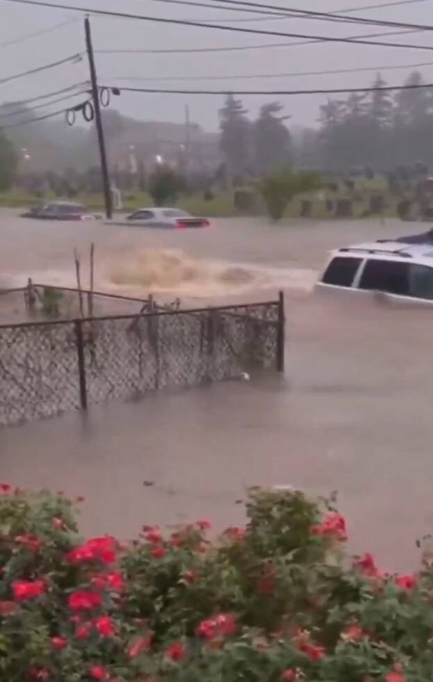 美国纽泽西州的拉莫斯一家因祸得福，他们为躲避洪水而离开家，没想到家之后发生爆炸。图为纽泽西州洪水。（撷自X@BGatesIsaPyscho）