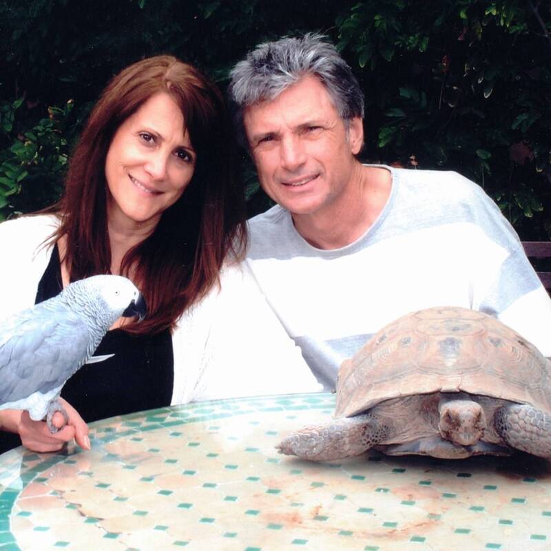 《美国偶像》音乐总监凯伊和丈夫德卢卡，在加州洛杉矶豪宅遭枪杀身亡。（图撷自Murder_and_its_victims脸书）