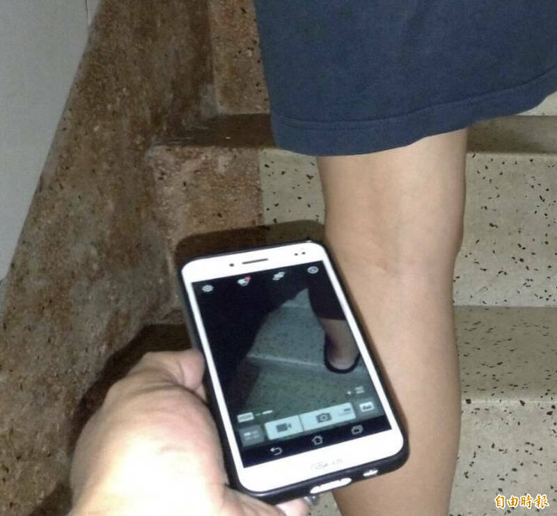 日本岩手县政府35岁公务员佐佐木，今年6月来台观光，却在搭机返日当天，于台北捷运中山站搭乘扶梯，持手机偷拍前面「短裙妹」的裙底风光。偷拍示意图。（资料照）
