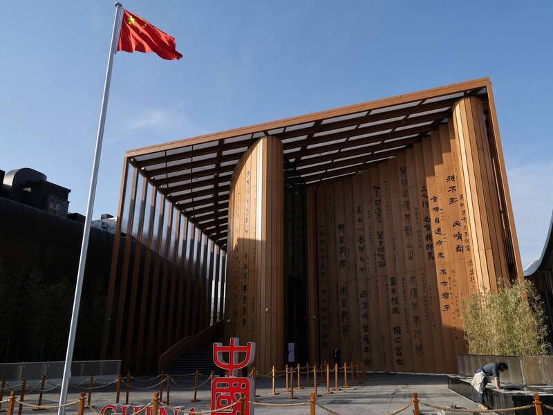 日本经济新闻报导,中国投资环境恶化,2024年日本对中净投资额与3年前相比减少63%,但对全球整体反增37%,可见日本资金正在远离中国,转向其他地区。(路透) 日本经济新闻报导,中国投资环境恶化,2024年日本对中净投资额与3年前相比减少63%,但对全球整体反增37%,可见日本资金正在远离中国,转向其他地区。(路透)