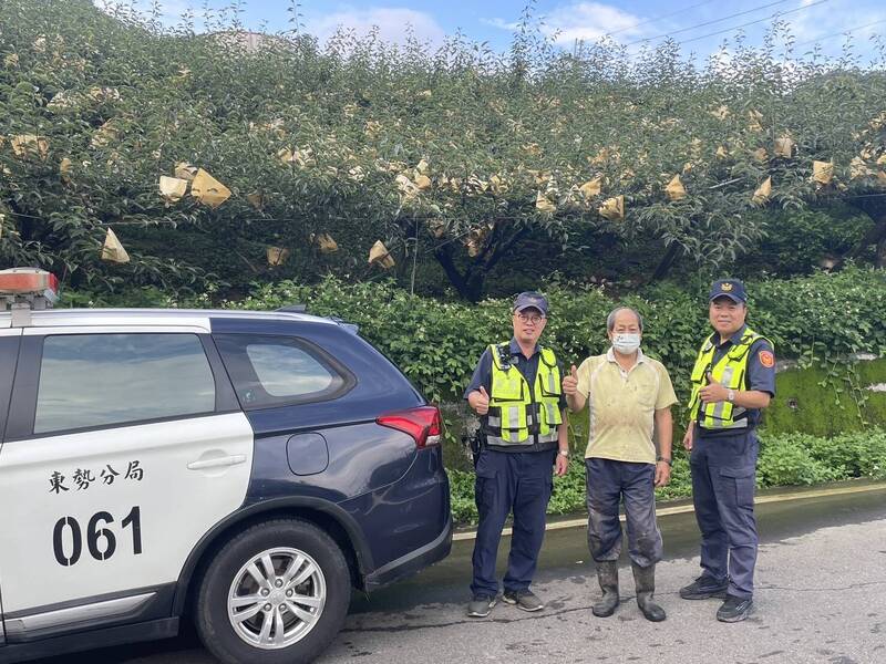 东势警分局茅埔派出所启动「护农专案」,加强梨园、集散场等巡逻,强化防窃勤务。
(民众提供) 东势警分局茅埔派出所启动「护农专案」,加强梨园、集散场等巡逻,强化防窃勤务。
(民众提供)