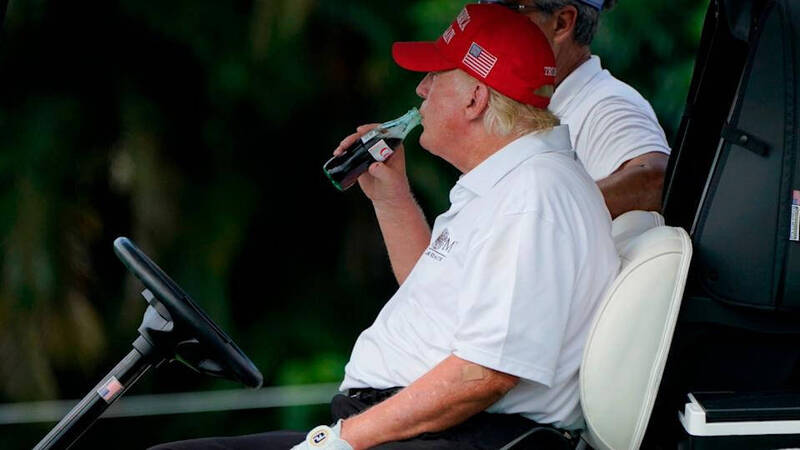 美国总统川普宣布，可口可乐已同意将改用蔗糖生产可乐，以取代高果糖玉米糖浆。不过，川普最爱的是含代糖的健怡可乐。（美联社资料照）