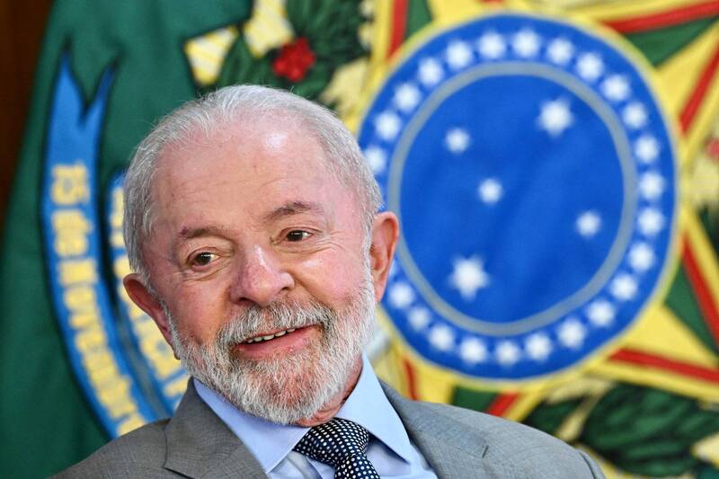 民调结果显示，在美国总统川普宣布要对巴西商品加征50％关税之后，巴西民众对总统鲁拉（见图）的支持度微幅上升。（法新社）