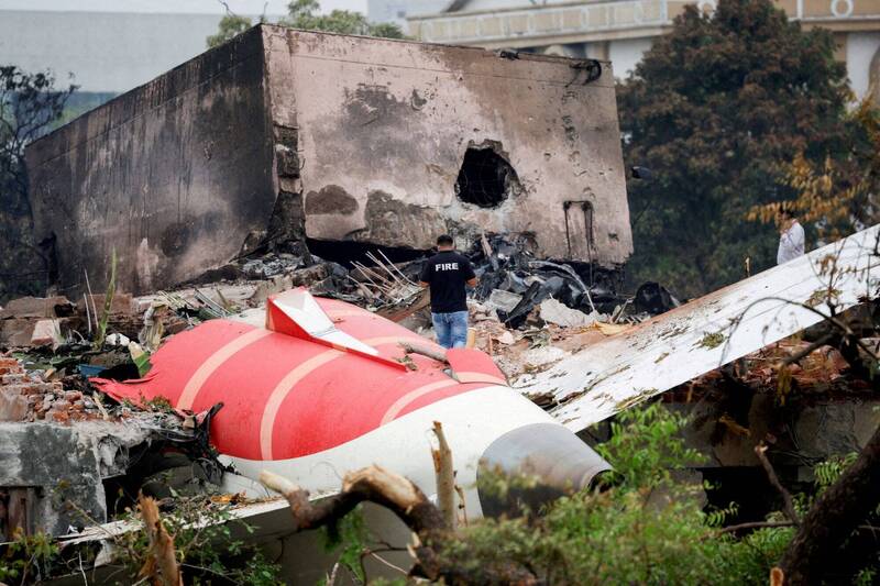 印度航空上月发生波音787「梦幻客机」空难事故,造成机上241人与地面19人罹难,最新黑盒子资讯显示,关闭燃料开关的飞行员正是机长本人。(路透) 印度航空上月发生波音787「梦幻客机」空难事故,造成机上241人与地面19人罹难,最新黑盒子资讯显示,关闭燃料开关的飞行员正是机长本人。(路透)