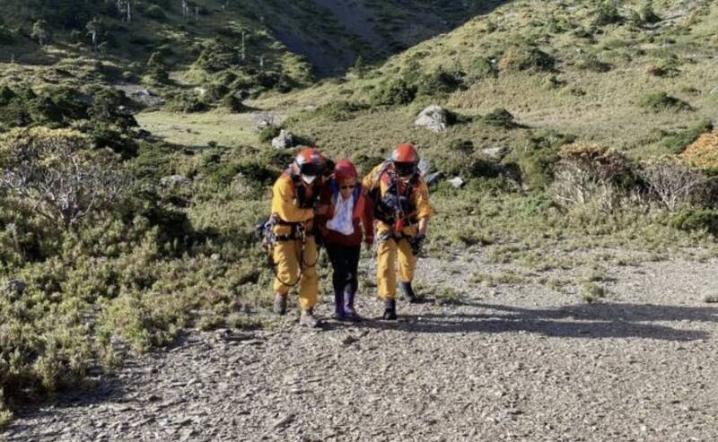 特搜人员将邱女扶上直升机送医。（图由民众提供）