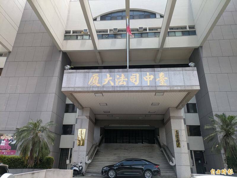 古男一次追两名柜姊,传讯息并送盯梢、偷拍大腿,台中地院判处拘役40日。(记者张瑞桢摄) 古男一次追两名柜姊,传讯息并送盯梢、偷拍大腿,台中地院判处拘役40日。(记者张瑞桢摄)