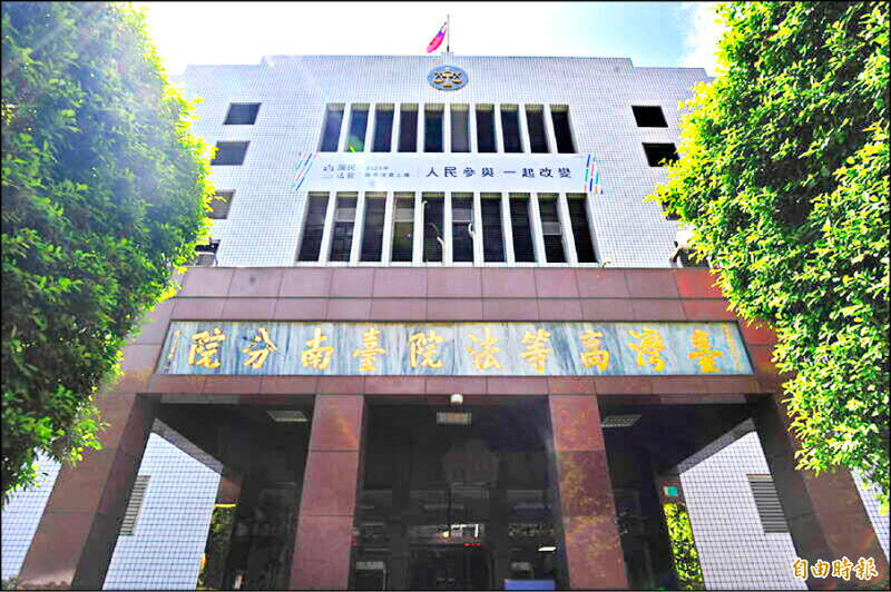 5岁男童遭铐手铐、胶带捆绑,还被关在阳台过夜,生母与同居人辩称只是教养不当,求减刑至6个月,高分院认定构成凌虐,驳回上诉。(记者王捷摄) 5岁男童遭铐手铐、胶带捆绑,还被关在阳台过夜,生母与同居人辩称只是教养不当,求减刑至6个月,高分院认定构成凌虐,驳回上诉。(记者王捷摄)