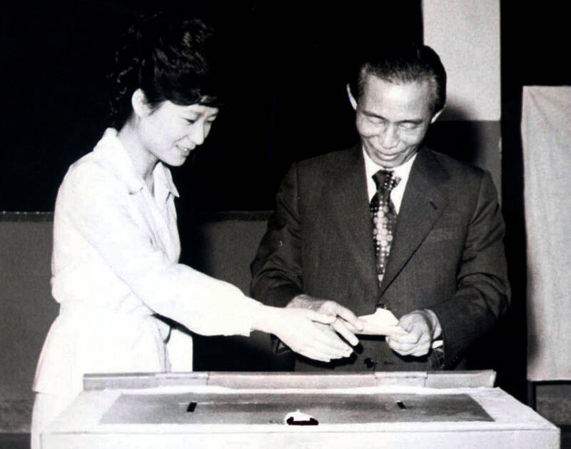 朴正熙（右）与女儿朴槿惠（左）。（美联社档案照）