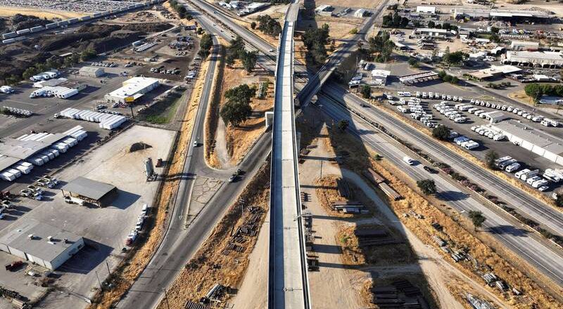 加州高鐵花17年燒千億美元還沒蓋好 川普痛斥騙局宣布終止補助