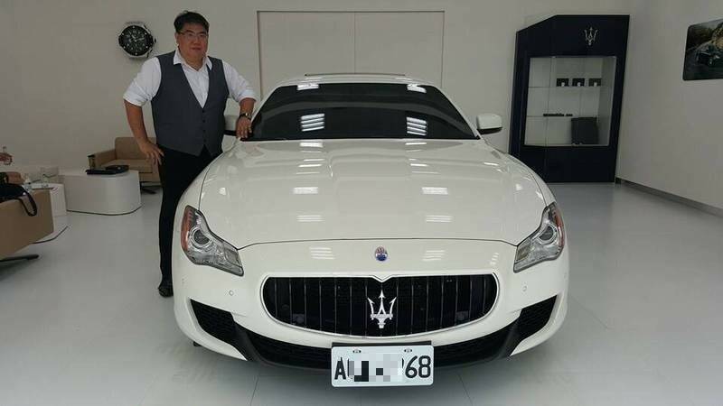 百富资本控股公司负责人储开轩在脸书上PO出与玛莎拉蒂跑车的合影。(撷取自脸书) 百富资本控股公司负责人储开轩在脸书上PO出与玛莎拉蒂跑车的合影。(撷取自脸书)